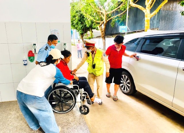 C&aacute;n bộ CSGT &acirc;n cần hỏi thăm v&agrave; gi&uacute;p đỡ người bị thương nhập viện.