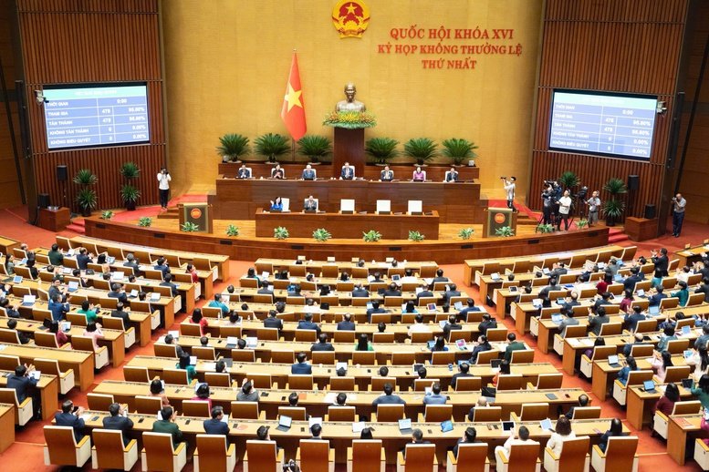Ngay tại Kỳ họp kh&ocirc;ng thường lệ thứ nhất vừa kết th&uacute;c, Quốc hội đ&atilde; th&ocirc;ng qua 15 luật, 6 nghị quyết quy phạm ph&aacute;p luật, cho &yacute; kiến lần đầu đối với 7 dự &aacute;n luật kh&aacute;c