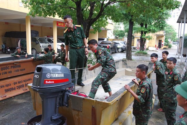 Cán bộ, chiến sĩ thực hành vận hành phương tiện đường thủy. Cán bộ, chiến sĩ thực hành vận hành phương tiện đường thủy.