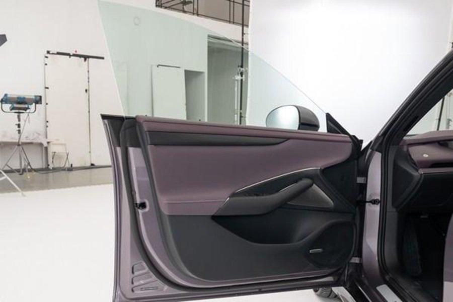 Cửa xe Xiaomi SU7 — Minh họa thiết kế cửa và khu vực thao tác bên trong của mẫu xe nằm trong diện thu hồi 390.435 chiếc Cửa xe Xiaomi SU7 — Minh họa thiết kế cửa và khu vực thao tác bên trong của mẫu xe nằm trong diện thu hồi 390.435 chiếc