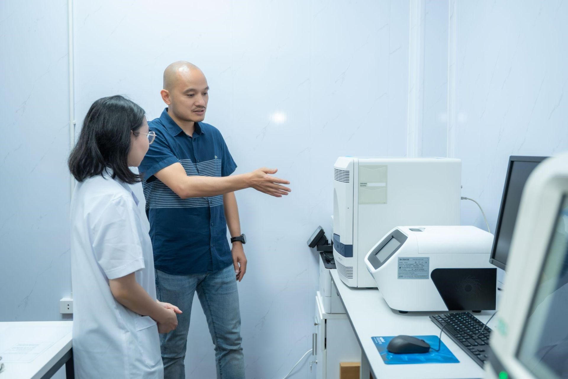 Ph&ograve;ng Nghi&ecirc;n cứu Sinh học & L&acirc;m s&agrave;ng được kh&aacute;nh th&agrave;nh v&agrave;o th&aacute;ng 6 năm 2025, đ&aacute;nh dấu bước tiến trong chiến lược nghi&ecirc;n cứu v&agrave; ph&aacute;t triển sản phẩm.