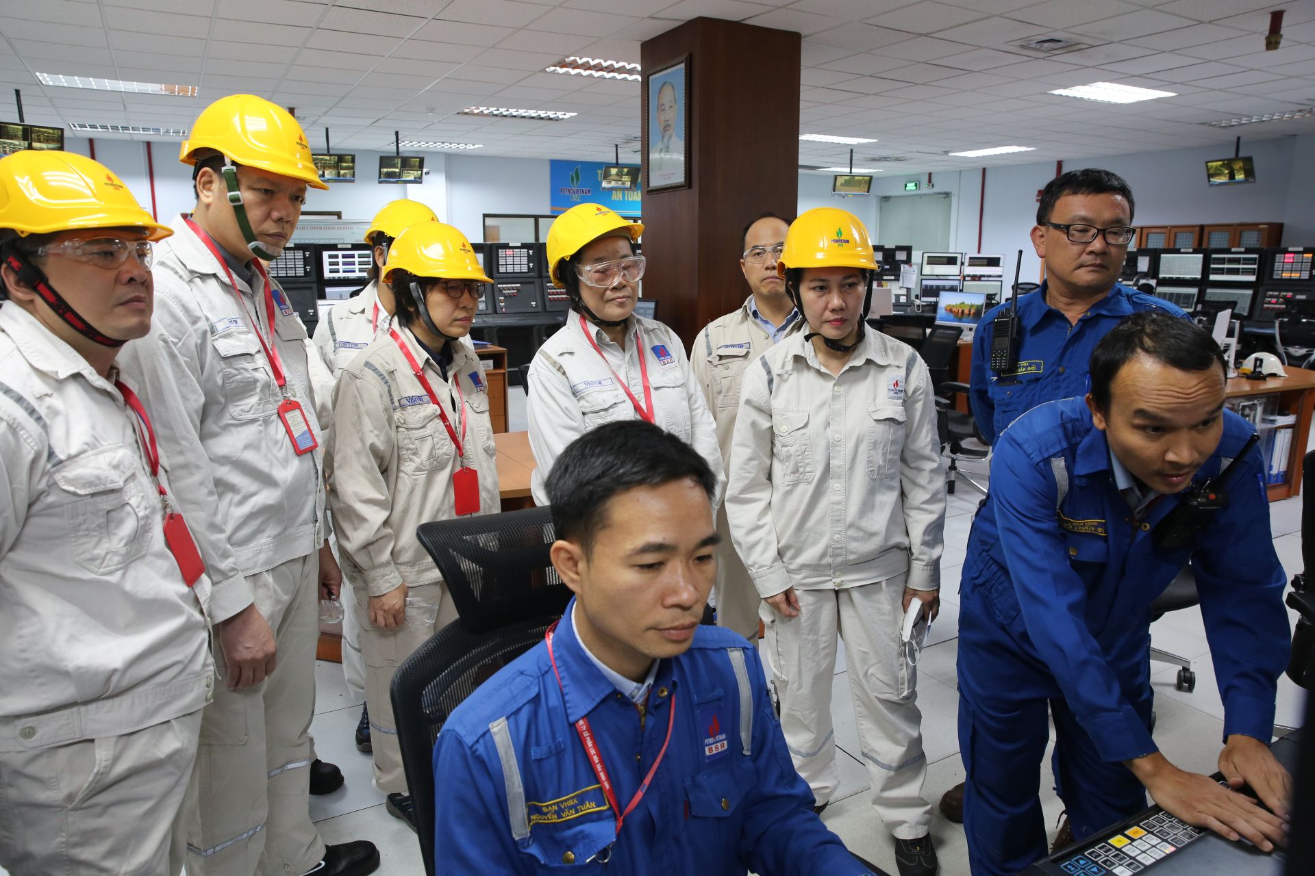 Đo&agrave;n c&ocirc;ng t&aacute;c của Bộ Khoa học v&agrave; C&ocirc;ng nghệ khảo s&aacute;t quy tr&igrave;nh sản xuất sản phẩm nhi&ecirc;n liệu quốc ph&ograve;ng tại NMLD Dung Quất