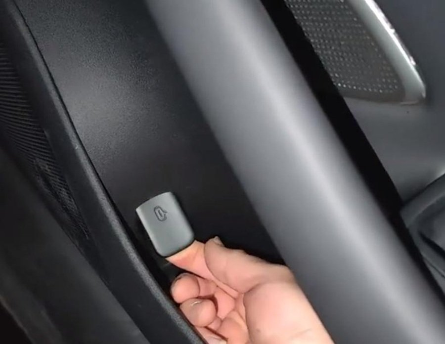 Cơ cấu mở cửa cơ khí khẩn cấp trên Xiaomi SU7 Cơ cấu mở cửa cơ khí khẩn cấp trên Xiaomi SU7