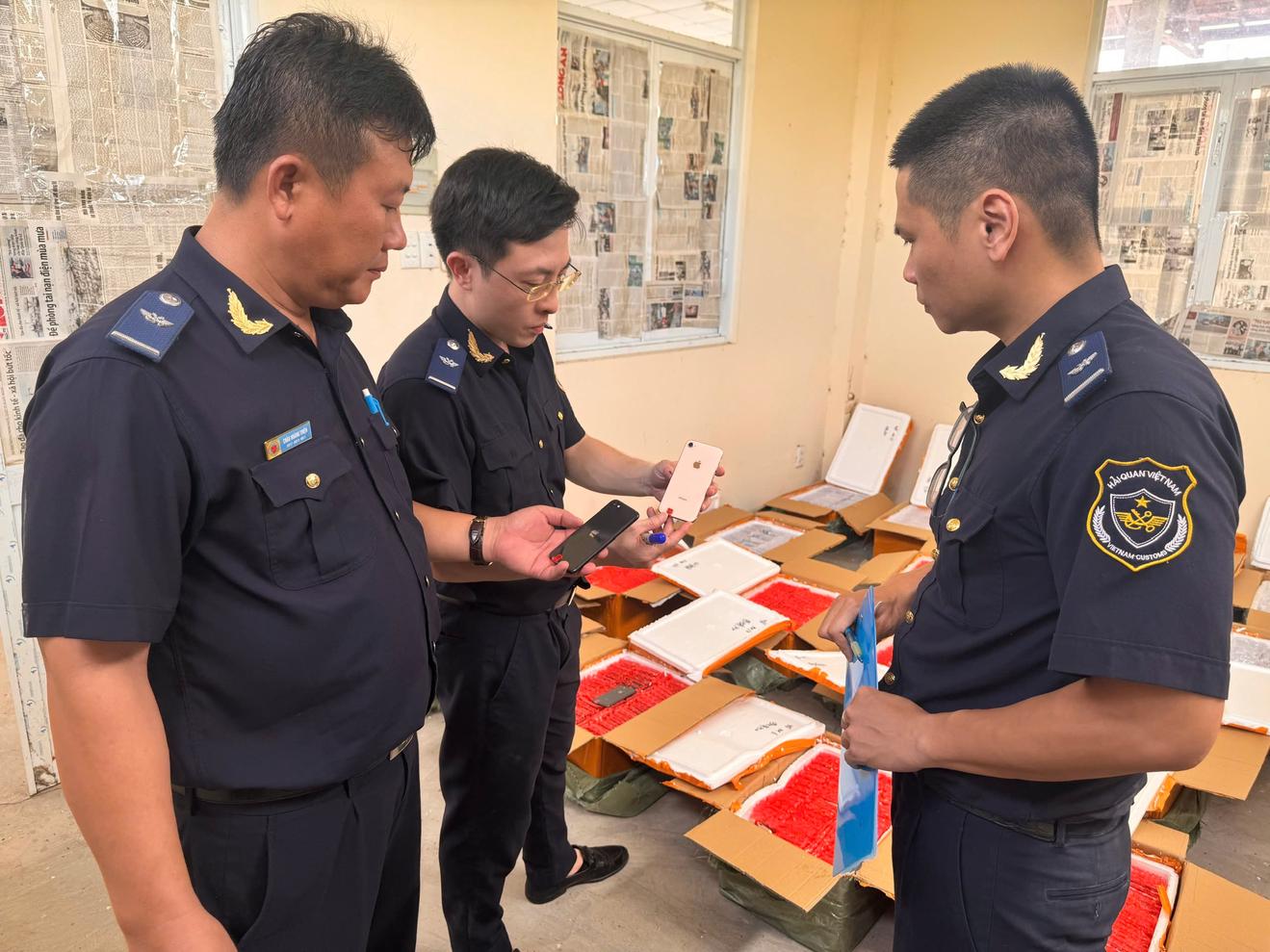 Công chức Chi cục Hải quan khu vực XIII kiểm tra hàng hóa xuất nhập khẩu. Ảnh: customs.gov.vn Công chức Chi cục Hải quan khu vực XIII kiểm tra hàng hóa xuất nhập khẩu. Ảnh: customs.gov.vn