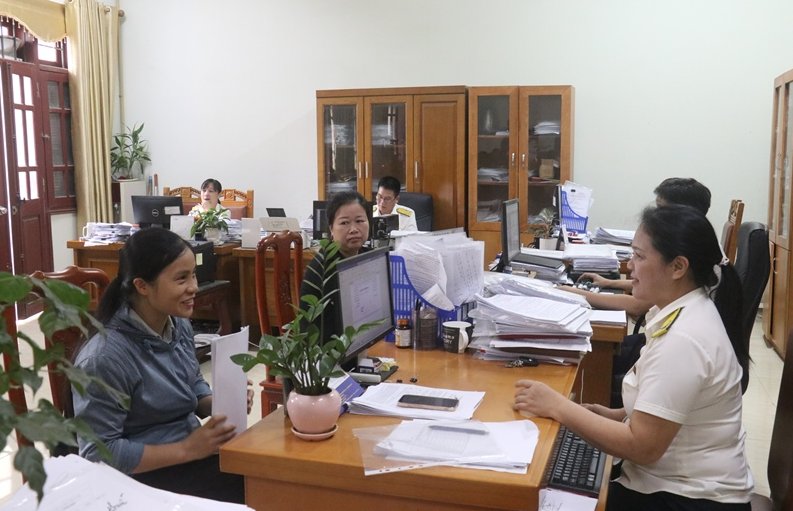 C&ocirc;ng chức Thuế tỉnh Ph&uacute; Thọ hỗ trợ người nộp thuế l&agrave;m c&aacute;c thủ tục về thuế. Ảnh: phutho.gdt.gov.vn