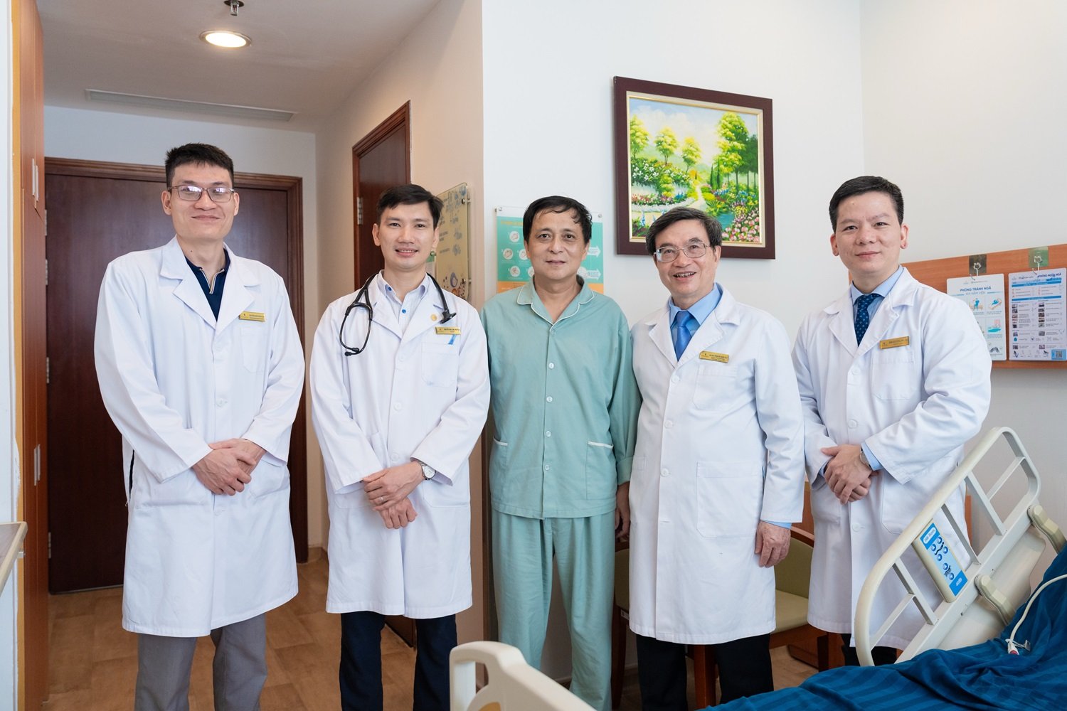 Bệnh nhân Khuê (giữa) sau 2 lần điều trị thành công căn bệnh ung thư cùng ê-kíp điều trị tại Vinmec Times City. Bệnh nhân Khuê (giữa) sau 2 lần điều trị thành công căn bệnh ung thư cùng ê-kíp điều trị tại Vinmec Times City.