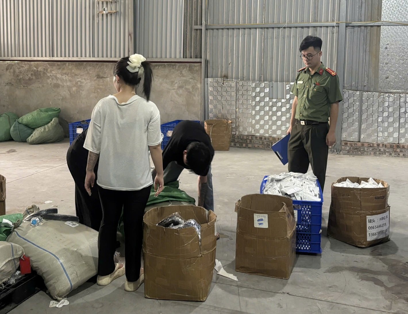 Lực lượng chức năng kiểm tra h&agrave;ng h&oacute;a tại cơ sở kinh doanh