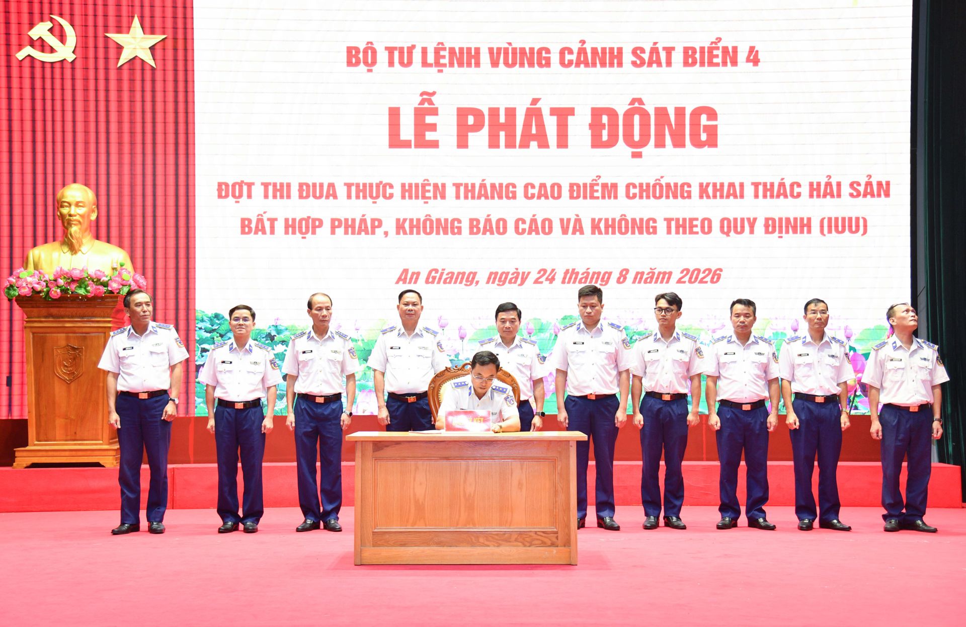 Thiếu tướng Đào Bá Việt - Tư lệnh Vùng Cảnh sát biển 4 và Thiếu tướng Nguyễn Văn Dũng - Chính ủy Bộ Tư lệnh Vùng Cảnh sát biển 4 chứng kiến các cơ quan, đơn vị ký kết giao ước thi đua. Thiếu tướng Đào Bá Việt - Tư lệnh Vùng Cảnh sát biển 4 và Thiếu tướng Nguyễn Văn Dũng - Chính ủy Bộ Tư lệnh Vùng Cảnh sát biển 4 chứng kiến các cơ quan, đơn vị ký kết giao ước thi đua.