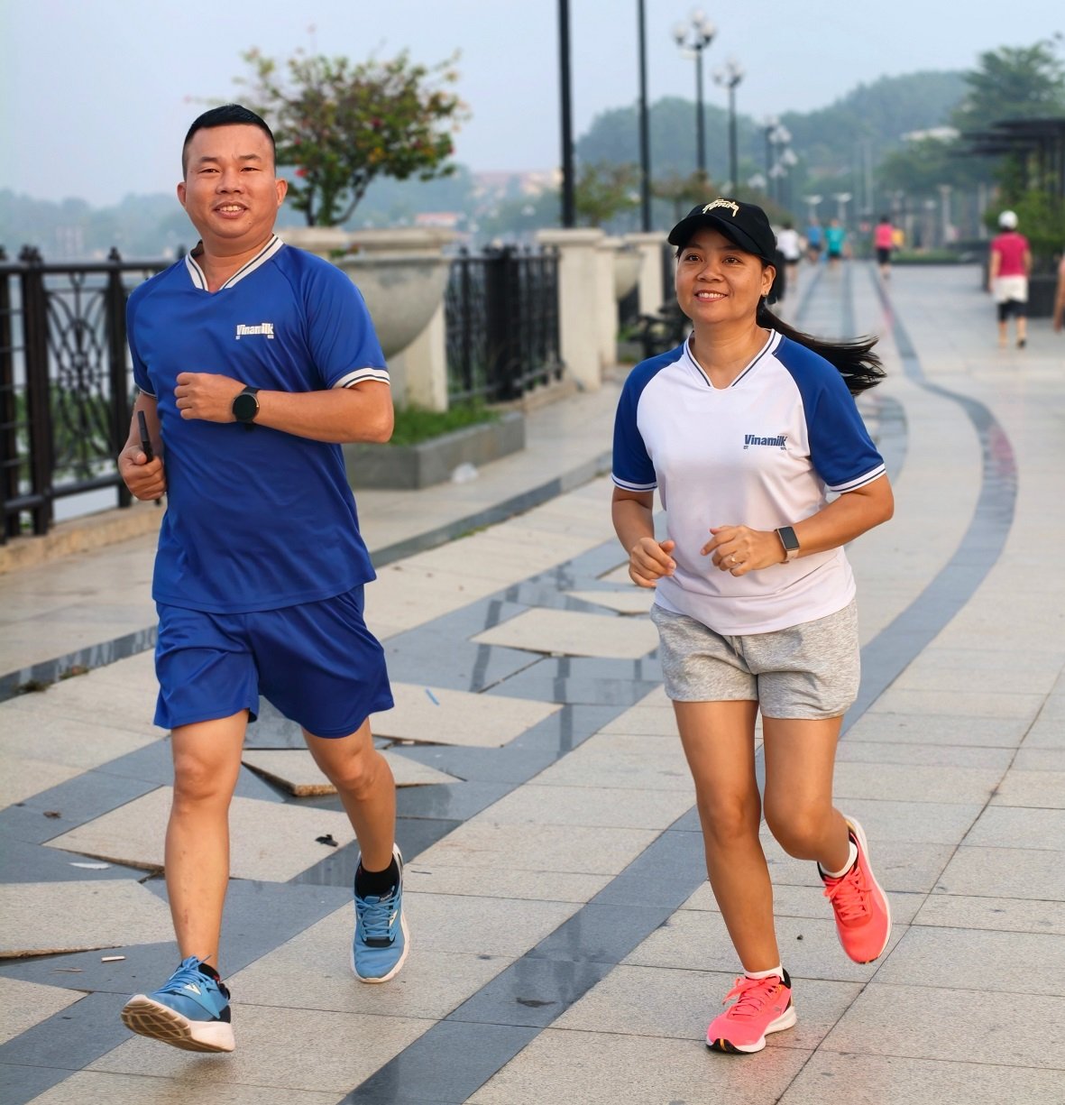 Kh&ocirc;ng c&ugrave;ng điểm xuất ph&aacute;t, h&agrave;ng ng&agrave;n bước ch&acirc;n từ khắp cả nước đều hướng về một mục ti&ecirc;u chung - ch&agrave;o đ&oacute;n cột mốc 50 năm của Vinamilk (Ảnh: NVCC).