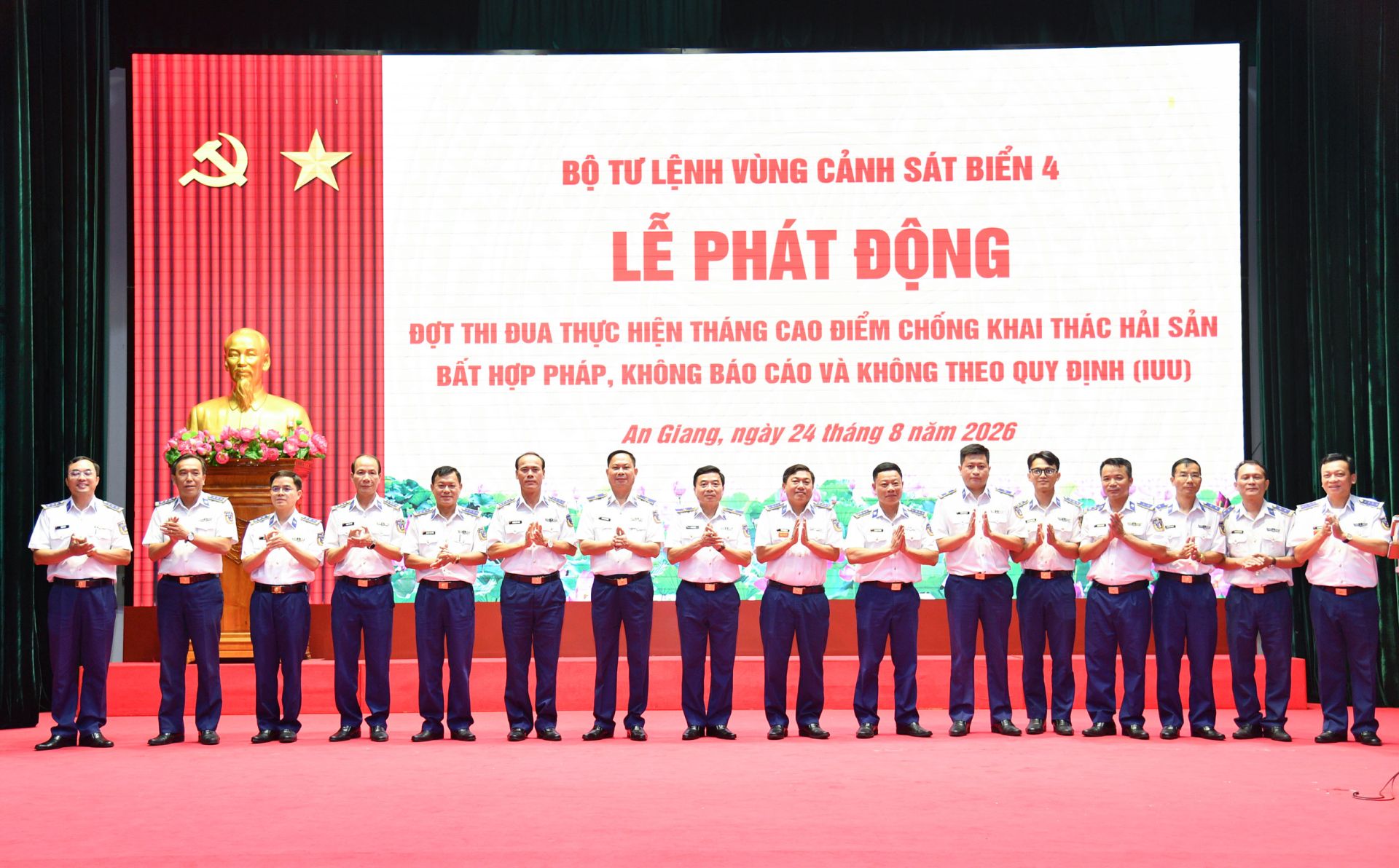Thủ trưởng Bộ Tư lệnh Vùng và chỉ huy các cơ quan, đơn vị thể hiện quyết tâm thi đua. Thủ trưởng Bộ Tư lệnh Vùng và chỉ huy các cơ quan, đơn vị thể hiện quyết tâm thi đua.