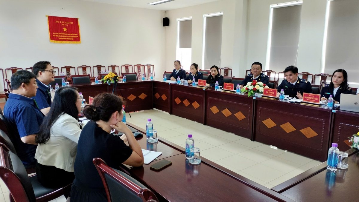 Hải quan cửa khẩu cảng Dung Quất (Chi cục Hải quan khu vực XII) đối thoại trực tiếp, hỗ trợ doanh nghiệp tr&ecirc;n địa b&agrave;n. Ảnh: kv12.customs.gov.vn