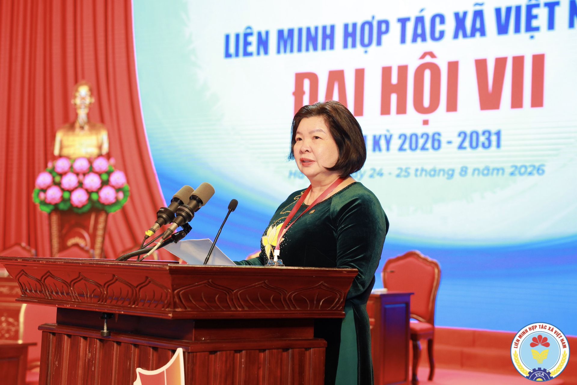 Bà Cao Xuân Thu Vân, Bí thư Đảng uỷ, Chủ tịch Liên minh HTX Việt Nam, Phó Trưởng Ban Chỉ đạo Quốc gia về Kinh tế tập thể phát biểu khai mạc tại Đại hội Bà Cao Xuân Thu Vân, Bí thư Đảng uỷ, Chủ tịch Liên minh HTX Việt Nam, Phó Trưởng Ban Chỉ đạo Quốc gia về Kinh tế tập thể phát biểu khai mạc tại Đại hội