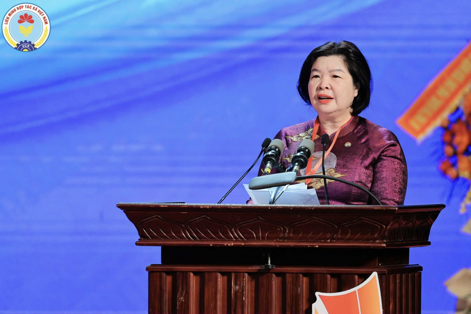 Bà Cao Xuân Thu Vân, Bí thư Đảng uỷ, Chủ tịch Liên minh HTX Việt Nam, Phó Trưởng Ban Chỉ đạo Quốc gia về Kinh tế tập thể phát biểu tại Đại hội Bà Cao Xuân Thu Vân, Bí thư Đảng uỷ, Chủ tịch Liên minh HTX Việt Nam, Phó Trưởng Ban Chỉ đạo Quốc gia về Kinh tế tập thể phát biểu tại Đại hội