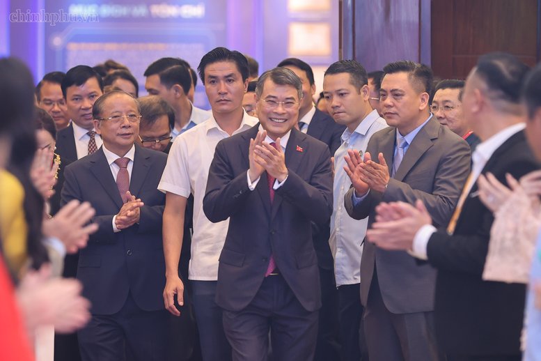 Thủ tướng Ch&iacute;nh phủ L&ecirc; Minh Hưng dự lễ kỷ niệm 20 năm th&agrave;nh lập v&agrave; đ&oacute;n nhận Hu&acirc;n chương Lao động hạng Nhất của Hiệp hội Doanh nghiệp nhỏ v&agrave; vừa Việt Nam (VINASME) - Ảnh: chinhphu.vn/Nhật Bắc