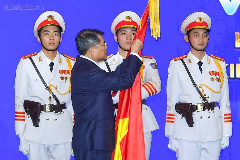 Thủ tướng L&ecirc; Minh Hưng gắn Hu&acirc;n chương Lao động hạng Nhất l&ecirc;n Cờ truyền thống của Hiệp hội Doanh nghiệp nhỏ v&agrave; vừa - Ảnh: chinhphu.vn/Nhật Bắc