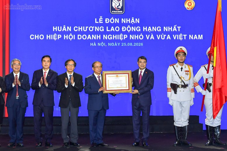 Thủ tướng L&ecirc; Minh Hưng trao Hu&acirc;n chương Lao động hạng Nhất tặng Hiệp hội Doanh nghiệp nhỏ v&agrave; vừa - Ảnh: chinhphu.vn/Nhật Bắc