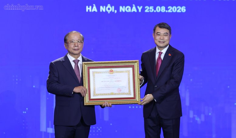 Thủ tướng Ch&iacute;nh phủ L&ecirc; Minh Hưng trao Hu&acirc;n chương Lao động hạng Nhất tặng Chủ tịch Hiệp hội Nguyễn Văn Th&acirc;n - Ảnh: chinhphu.vn/Nhật Bắc