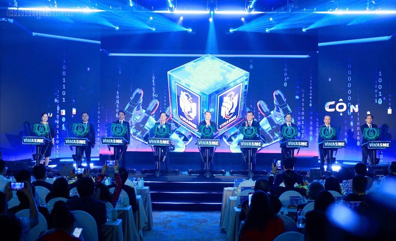 Thủ tướng Ch&iacute;nh phủ L&ecirc; Minh Hưng c&ugrave;ng c&aacute;c đại biểu thực hiện nghi thức k&iacute;ch hoạt ra mắt nền tảng số VINASME - Ảnh: chinhphu.vn/Nhật Bắc