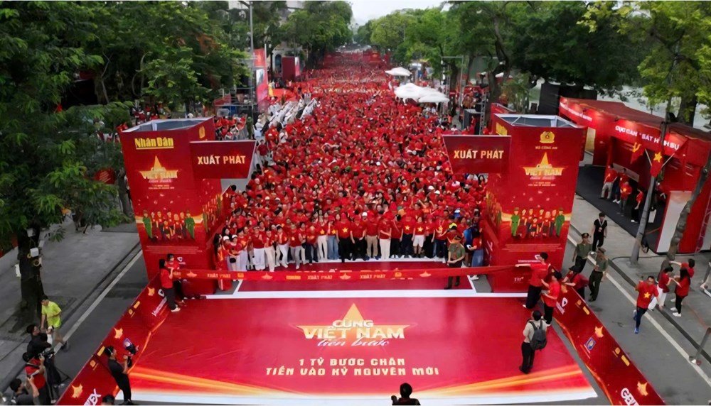 Lễ ph&aacute;t động chương tr&igrave;nh C&ugrave;ng Việt Nam tiến bước năm 2025 tại khu vực Vườn hoa L&yacute; Th&aacute;i Tổ (H&agrave; Nội)