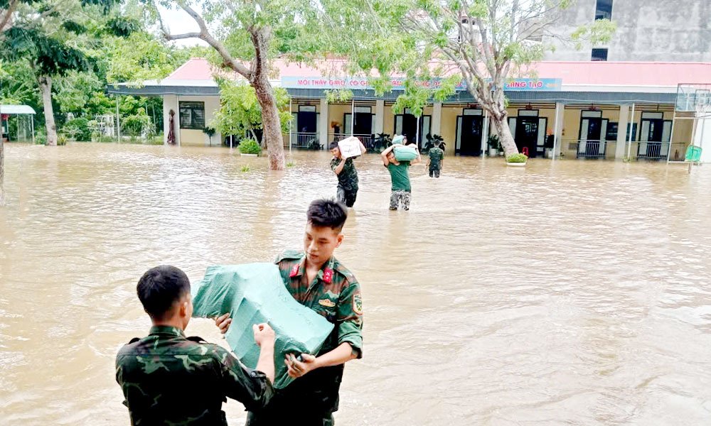 Cán bộ, chiến sĩ Lữ đoàn 164 hỗ trợ Trường Trung học cơ sở dân tộc nội trú Lục Nam di chuyển đồ dùng dạy và học đến nơi an toàn. Cán bộ, chiến sĩ Lữ đoàn 164 hỗ trợ Trường Trung học cơ sở dân tộc nội trú Lục Nam di chuyển đồ dùng dạy và học đến nơi an toàn.