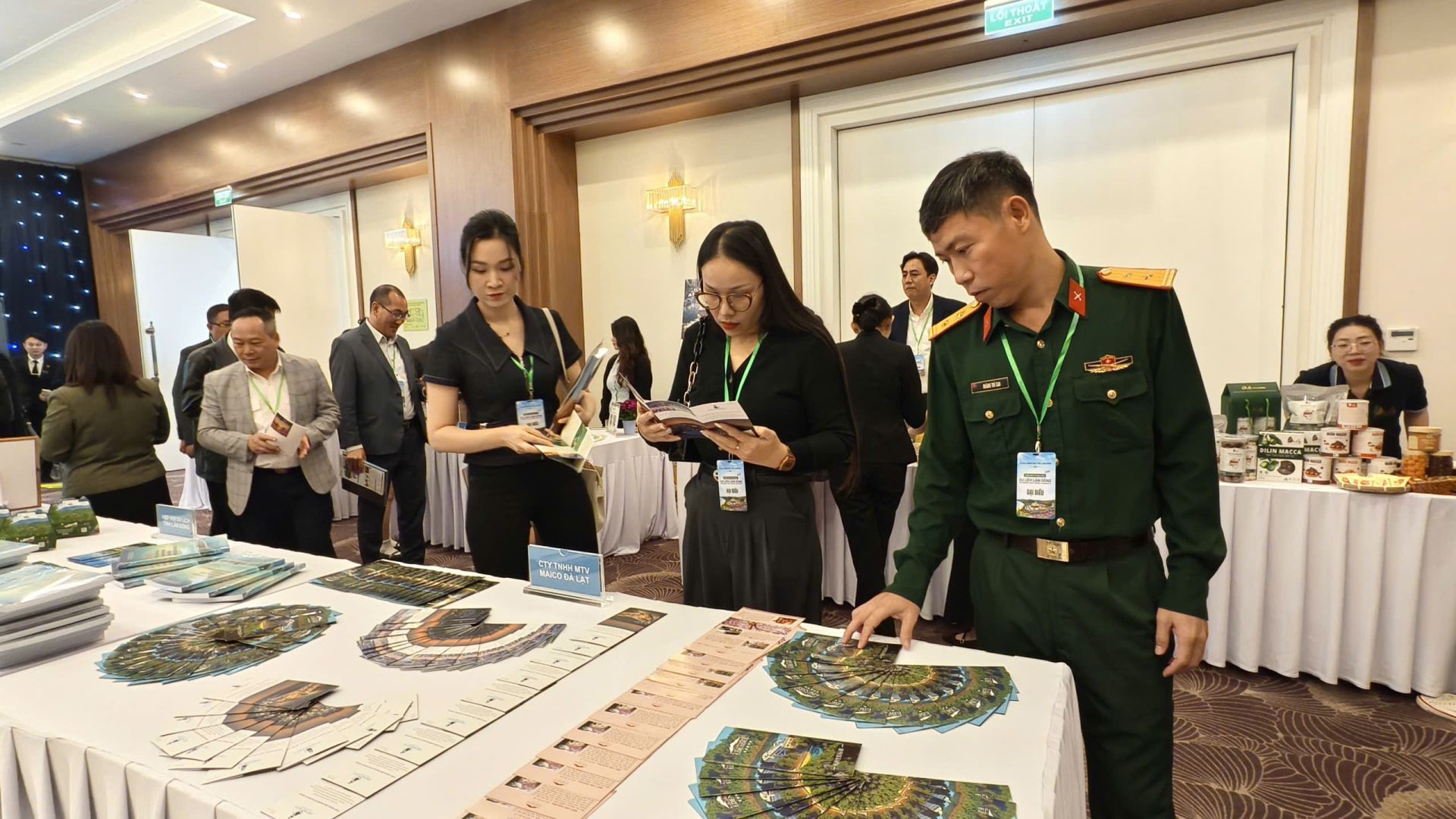 Đại biểu tham quan khu trưng bày sản phẩm bên lề diễn đàn. Đại biểu tham quan khu trưng bày sản phẩm bên lề diễn đàn.