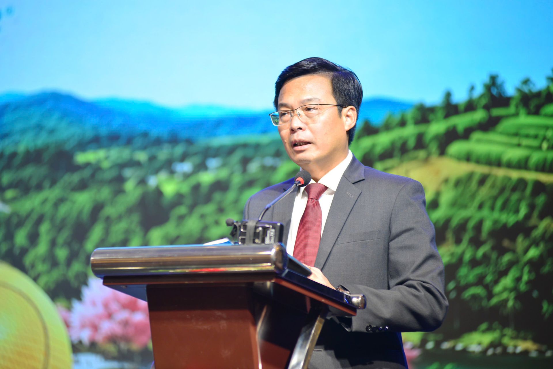 Ông Đinh Văn Tuấn, Phó Chủ tịch UBND tỉnh Lâm đồng phát biểu khai mạc. Ông Đinh Văn Tuấn, Phó Chủ tịch UBND tỉnh Lâm đồng phát biểu khai mạc.