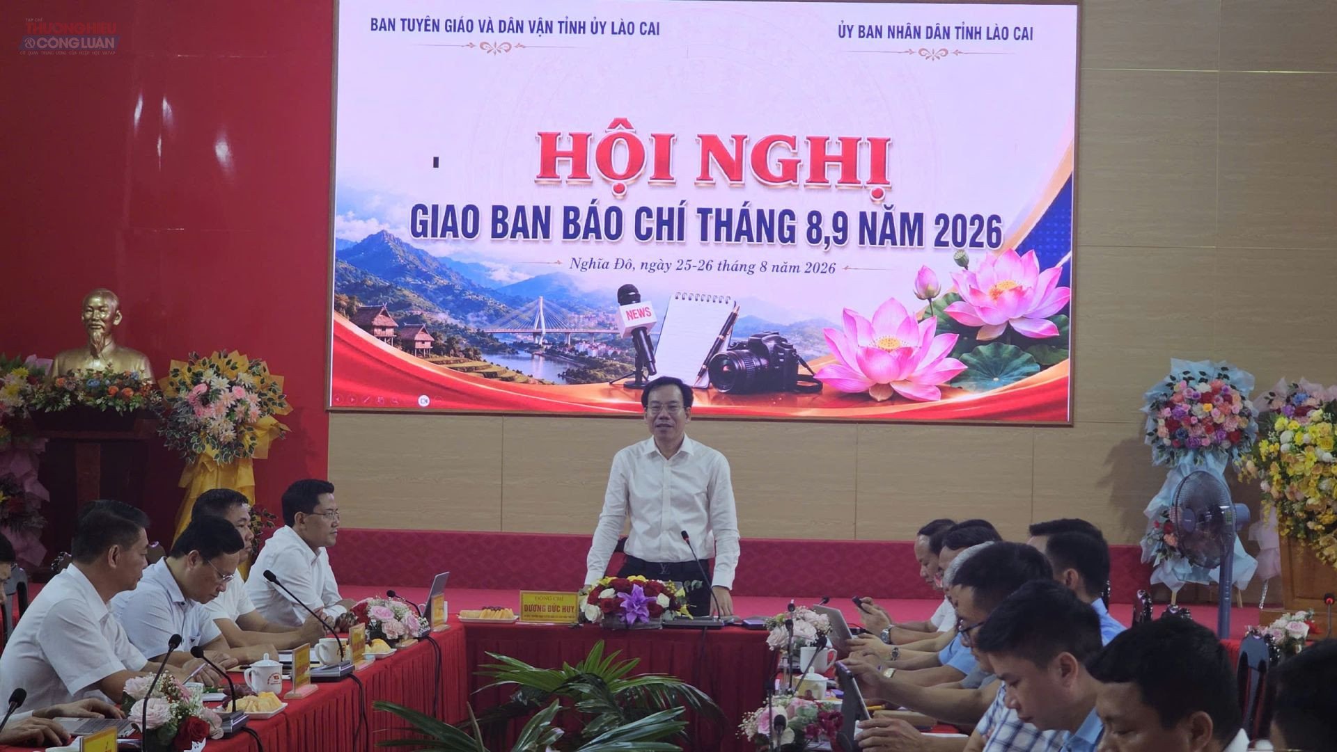 Trưởng Ban Tuy&ecirc;n gi&aacute;o v&agrave; D&acirc;n vận Tỉnh ủy L&agrave;o Cai ph&aacute;t biểu tại hội nghị giao ban b&aacute;o ch&iacute; th&aacute;ng 8,9 năm 2026