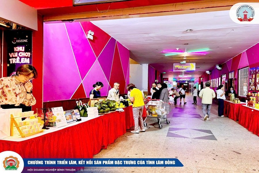 Hoạt động được tổ chức tại GO! Đ&agrave; Lạt, một địa điểm mua sắm nằm tại khu vực Quảng trường L&acirc;m Vi&ecirc;n, gi&uacute;p sản phẩm địa phương c&oacute; th&ecirc;m cơ hội tiếp cận người ti&ecirc;u d&ugrave;ng v&agrave; du kh&aacute;ch.