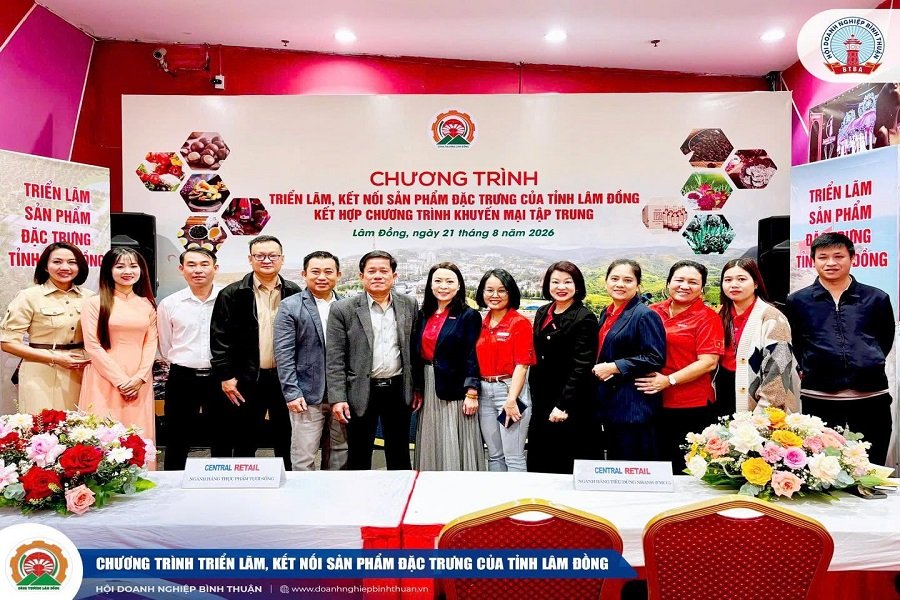 &Ocirc;ng Nguyễn Văn Kh&aacute;nh, Ph&oacute; Gi&aacute;m đốc Sở C&ocirc;ng Thương L&acirc;m Đồng  chụp ảnh lưu niệm với c&aacute;c đại biểu tham dự chương tr&igrave;nh.