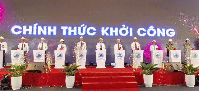 Các đại biểu bấm nút thực hiện nghi thức khởi công. Ảnh: Đình Khánh. Các đại biểu bấm nút thực hiện nghi thức khởi công. Ảnh: Đình Khánh.