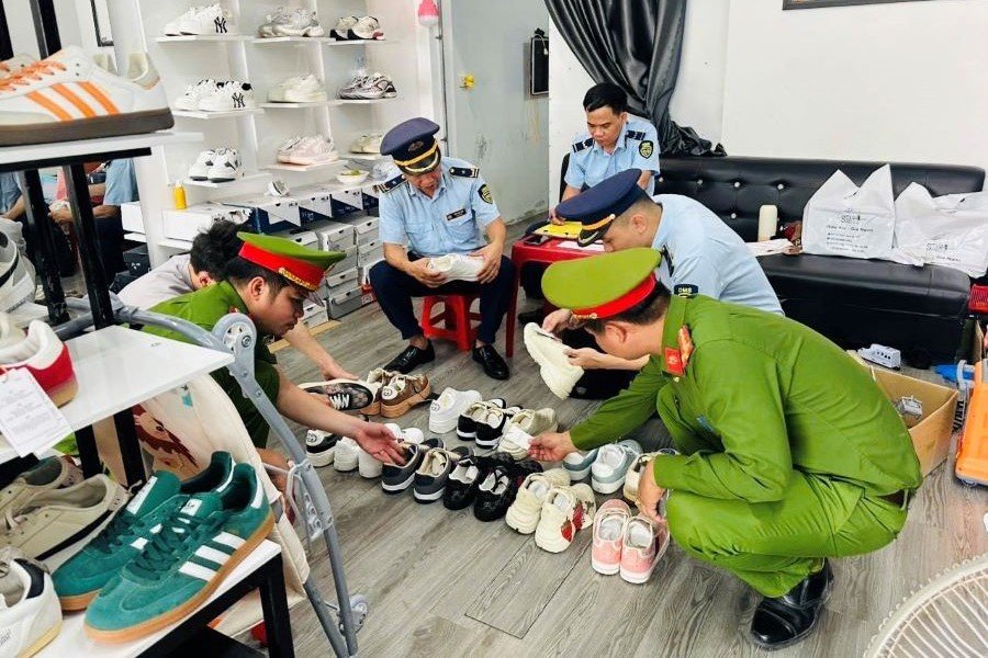 Lực lượng QLTT H&agrave; Tĩnh phối hợp với lực lượng chức năng kiểm tra, xử l&yacute; c&aacute;c cơ sở vi phạm