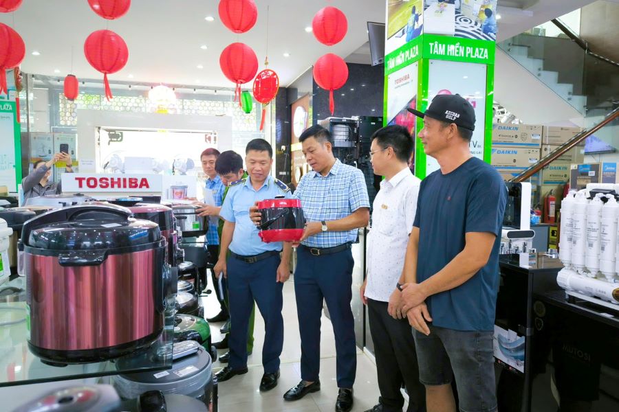 Đo&agrave;n kiểm tra li&ecirc;n ng&agrave;nh kiểm tra việc chấp h&agrave;nh c&aacute;c quy định của ph&aacute;p luật tại cơ sở kinh doanh tr&ecirc;n địa b&agrave;n