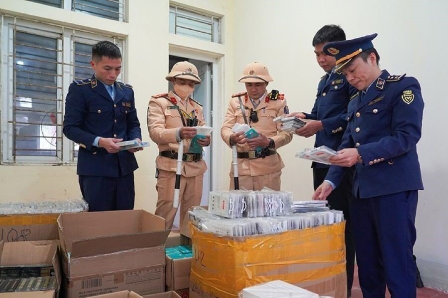Lực lượng chức năng H&agrave; Tĩnh ph&aacute;t hiện, bắt giữ 8.000 k&iacute;nh cường lực d&aacute;n m&agrave;n h&igrave;nh điện thoại v&agrave; 2.500 ốp điện thoại di động nhập lậu
