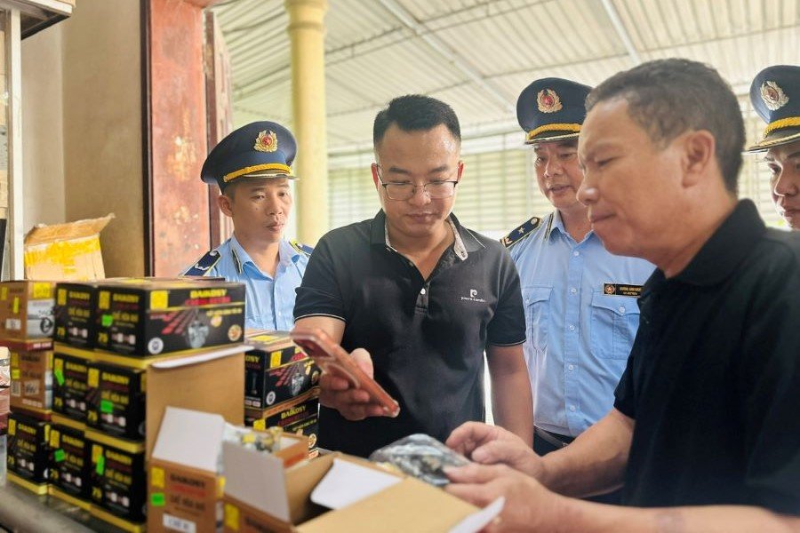 Lực lượng QLTT H&agrave; Tĩnh phối hợp với c&aacute;c chủ thể quyền kiểm tra c&aacute;c cơ sở kinh doanh phụ t&ugrave;ng xe m&aacute;y tr&ecirc;n địa b&agrave;n