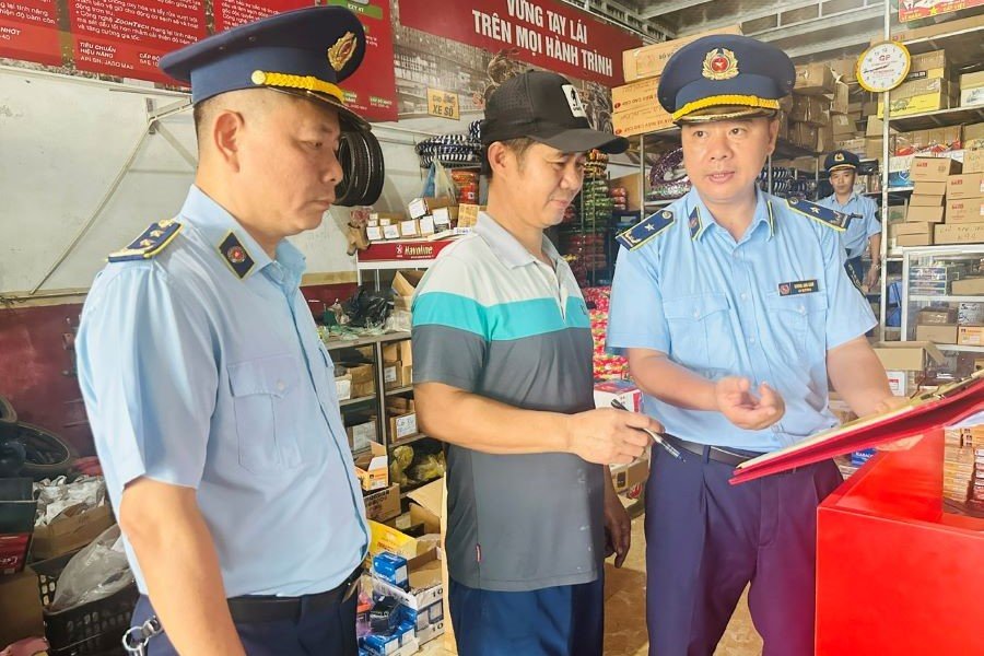 B&ecirc;n cạnh kiểm tra, ph&aacute;t hiện v&agrave; xử l&yacute; c&aacute;c cơ sở vi phạm, lực lượng QLTT H&agrave; Tĩnh đẩy mạnh tuy&ecirc;n truyền, phổ biến ph&aacute;p luật, g&oacute;p phần bảo vệ quyền v&agrave; lợi &iacute;ch hợp ph&aacute;p cho c&aacute;c doanh nghiệp sản xuất, kinh doanh ch&acirc;n ch&iacute;nh v&agrave; người ti&ecirc;u d&ugrave;ng