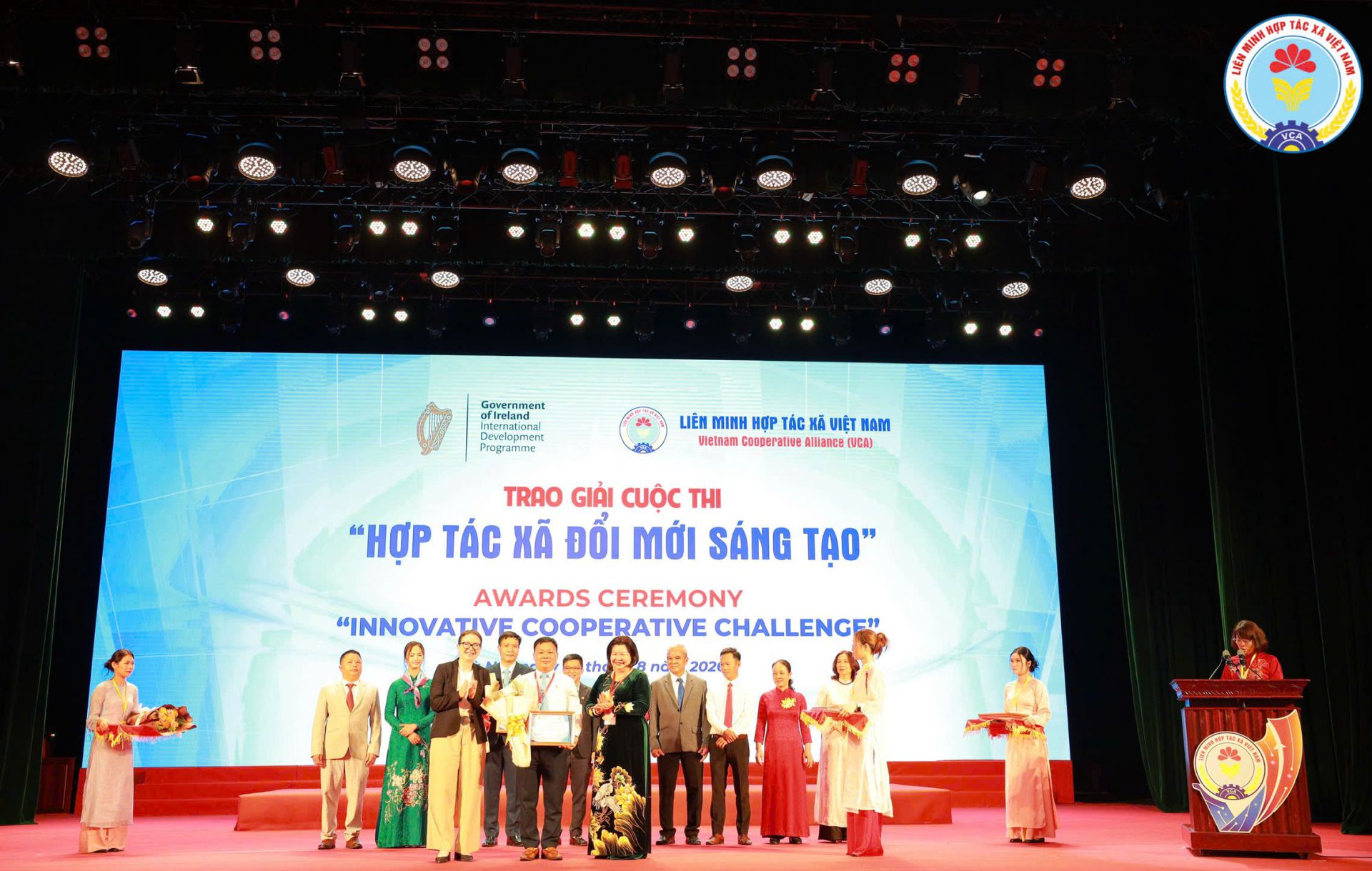 H&igrave;nh ảnh tại buổi lễ