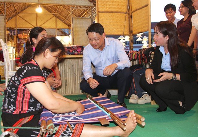 Phó Bí thư Thành ủy Ngô Xuân Thắng tham quan gian hàng. Phó Bí thư Thành ủy Ngô Xuân Thắng tham quan gian hàng.