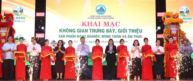 Đại biểu lãnh đạo thực hiện nghi thức cắt băng khai mạc không gian trưng bày. Đại biểu lãnh đạo thực hiện nghi thức cắt băng khai mạc không gian trưng bày.