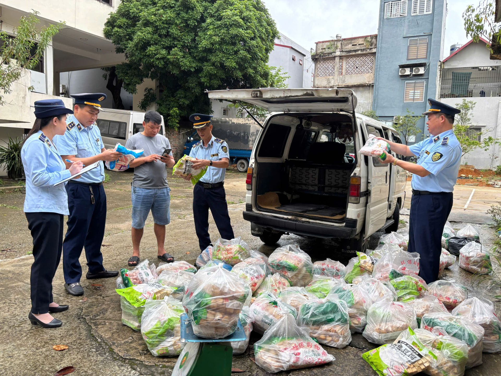 Lực lượng chức năng kiểm tra lô hàng hóa vi phạm Lực lượng chức năng kiểm tra lô hàng hóa vi phạm