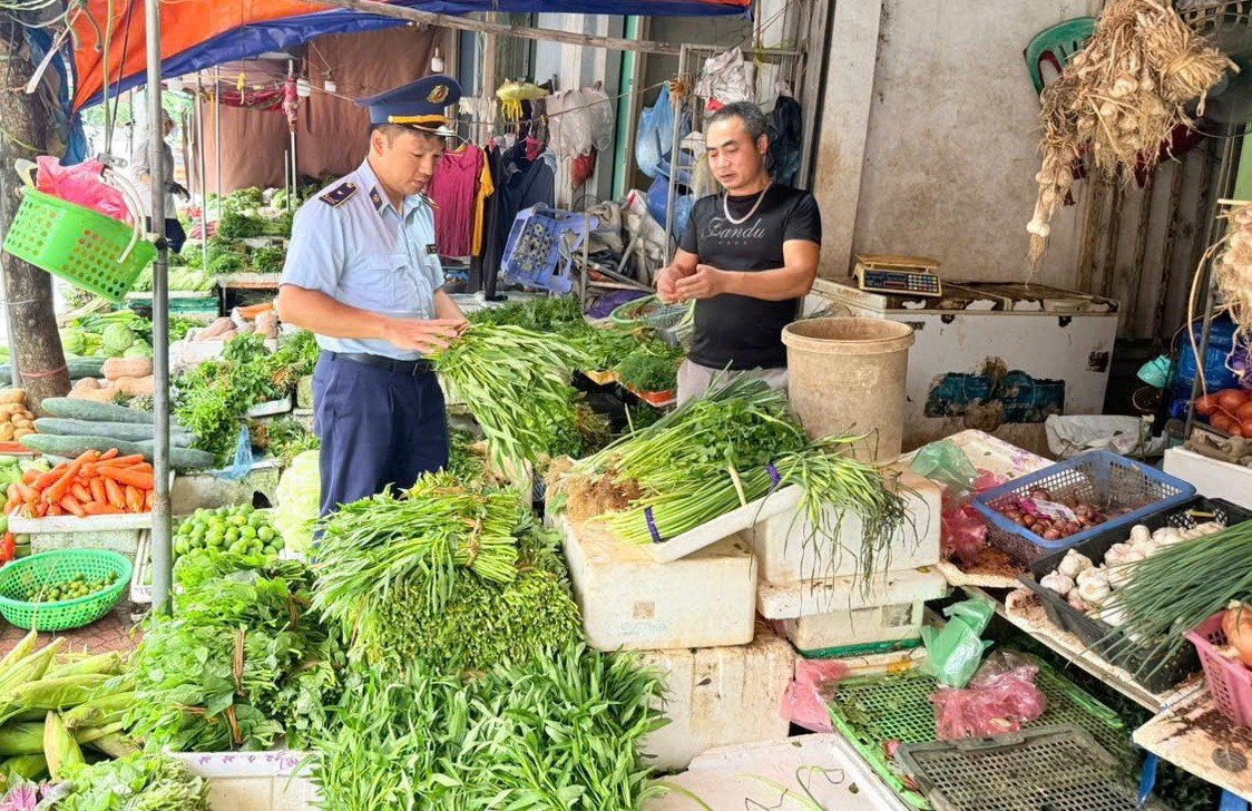Lạng Sơn tăng cường quản l&yacute; thị trường, bảo đảm nguồn cung h&agrave;ng h&oacute;a trong mưa lũ