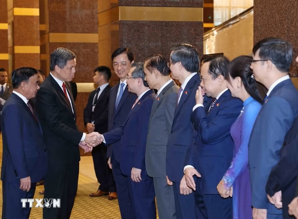 Thường trực Ban B&iacute; thư Trần Cẩm T&uacute; giới thiệu th&agrave;nh vi&ecirc;n đo&agrave;n cấp cao Việt Nam với Ph&oacute; Tổng Thư k&yacute; Đảng H&agrave;nh động Nh&acirc;n d&acirc;n Singapore, Bộ trưởng Bộ Quốc ph&ograve;ng ki&ecirc;m Bộ trưởng Điều phối dịch vụ c&ocirc;ng Chan Chun Sing - Ảnh: TTXVN