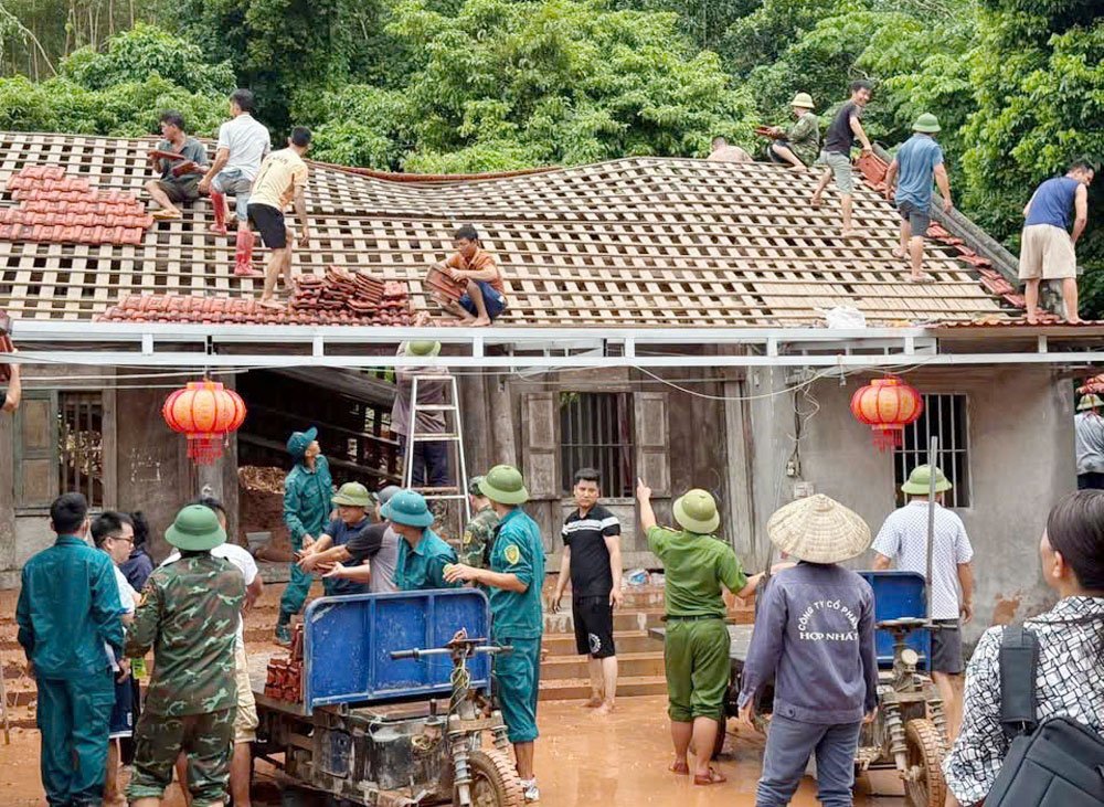 Lực lượng chức năng xã Trường Sơn hỗ trợ gia đình khó khăn bị ảnh hưởng bởi thiên tai. Lực lượng chức năng xã Trường Sơn hỗ trợ gia đình khó khăn bị ảnh hưởng bởi thiên tai.