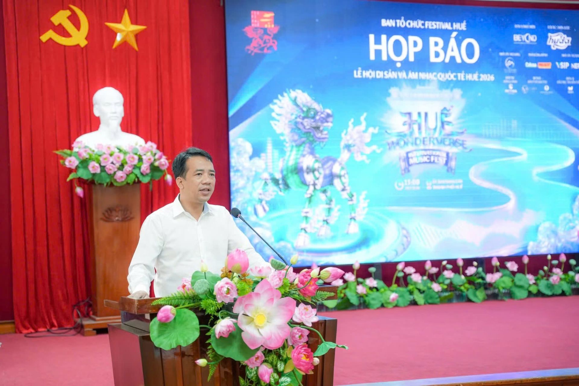 Ông Trần Hữu Thùy Giang, Phó Chủ tịch UBND TP. Huế thông tin về Huế Wonderverse Music Fest 2026. (Ảnh: Facebook UBND thành phố Huế) Ông Trần Hữu Thùy Giang, Phó Chủ tịch UBND TP. Huế thông tin về Huế Wonderverse Music Fest 2026. (Ảnh: Facebook UBND thành phố Huế)