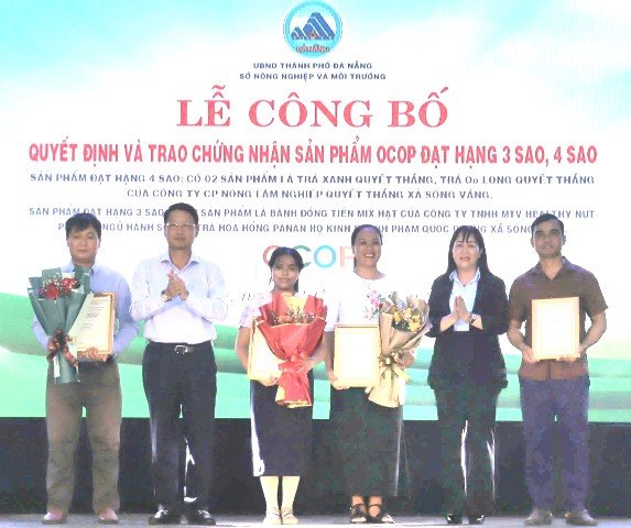 Công bố và trao chứng nhận sản phẩm OCOP đạt hạng 3 sao và 4 sao cho 4 sản phẩm. Công bố và trao chứng nhận sản phẩm OCOP đạt hạng 3 sao và 4 sao cho 4 sản phẩm.