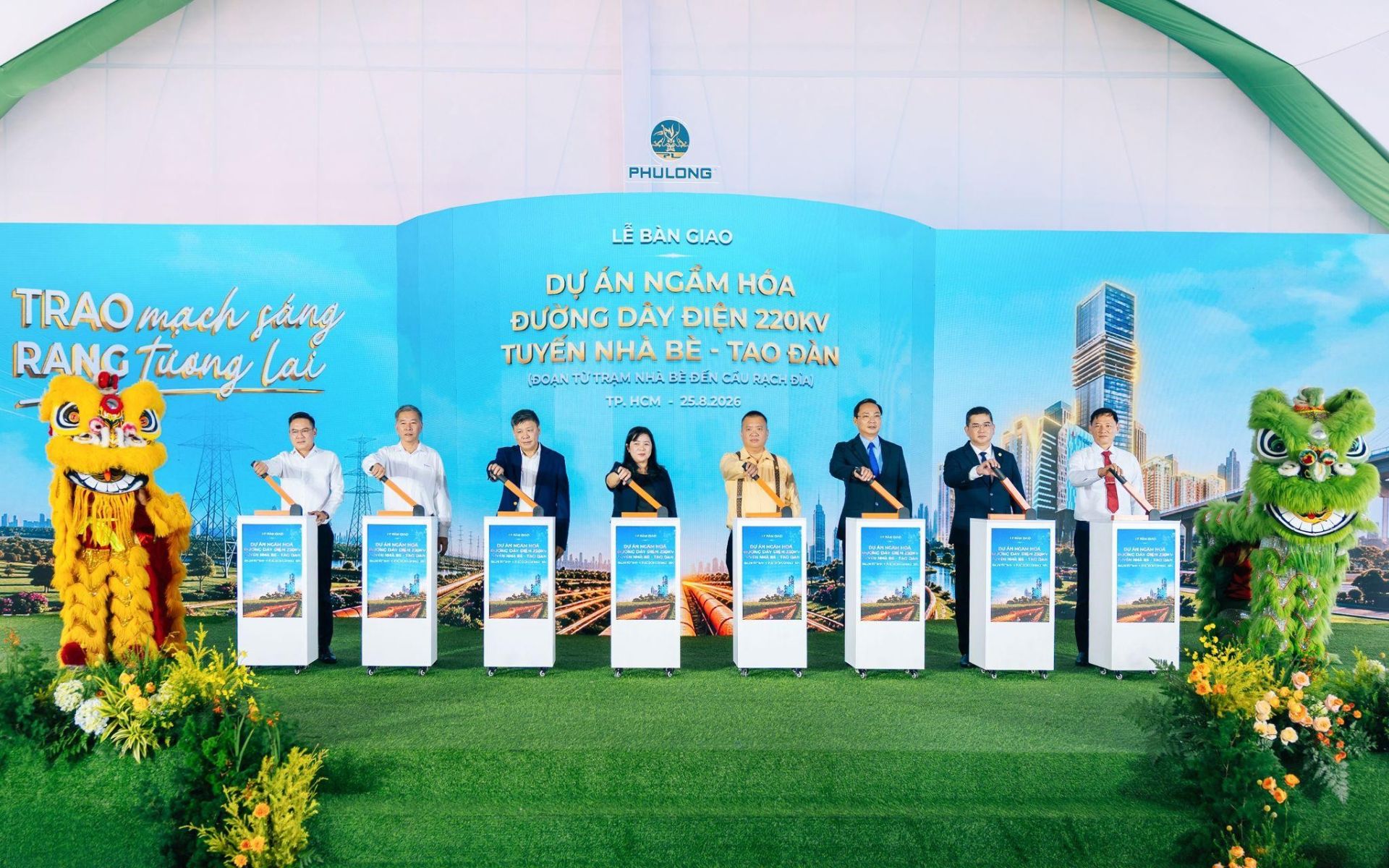 C&aacute;c đại biểu thực hiện nghi thức b&agrave;n giao, đưa v&agrave;o vận h&agrave;nh c&ocirc;ng tr&igrave;nh ngầm h&oacute;a đường d&acirc;y điện 220kV Nh&agrave; B&egrave; &ndash; Tao Đ&agrave;n, đoạn từ trạm Nh&agrave; B&egrave; đến cầu Rạch Đỉa