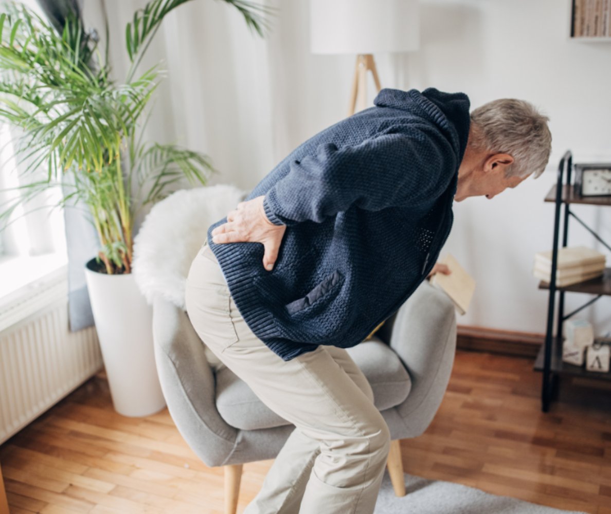 Hẹp ống sống g&acirc;y đau lưng dữ dội, hạn chế vận động
