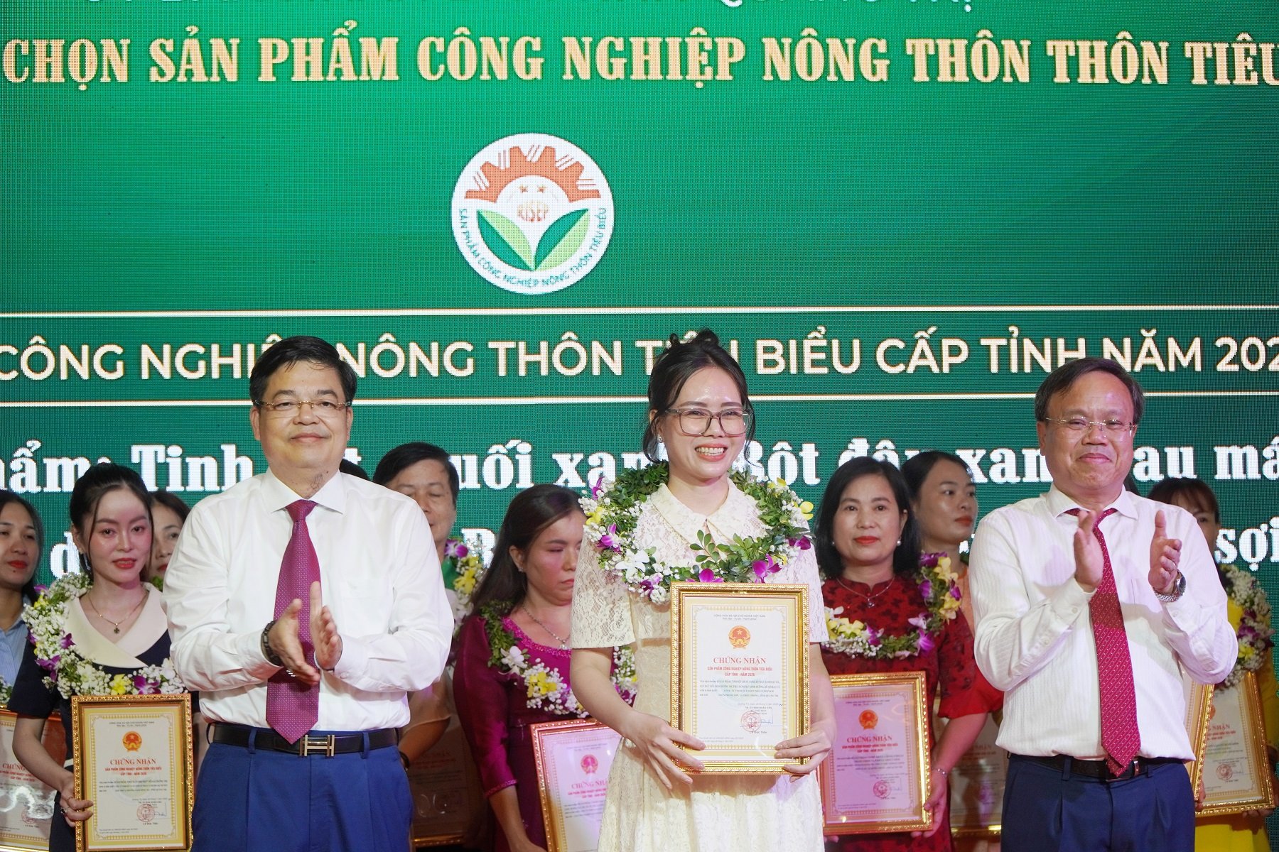 Trao gi&aacute;y chứng nhận cho sản phẩm CNNTTB
