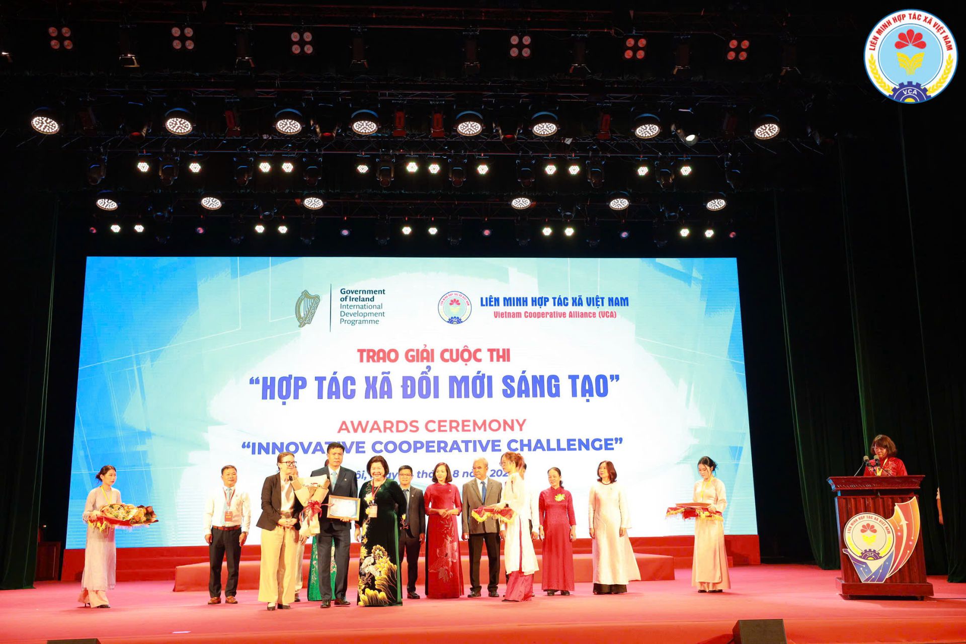 B&agrave; Deirdre N&iacute; Fhall&uacute;in - Đại sứ Ai-len tại Việt Nam v&agrave; đồng ch&iacute; Cao Xu&acirc;n Thu V&acirc;n, Chủ tịch Li&ecirc;n minh HTX Việt Nam trao giải tại buổi lễ