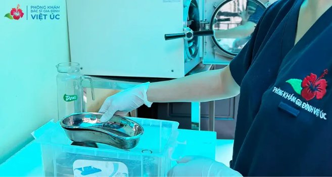 B&aacute;c sĩ chăm s&oacute;c vết thương tại ph&ograve;ng kh&aacute;m gia đ&igrave;nh Việt &Uacute;c.
