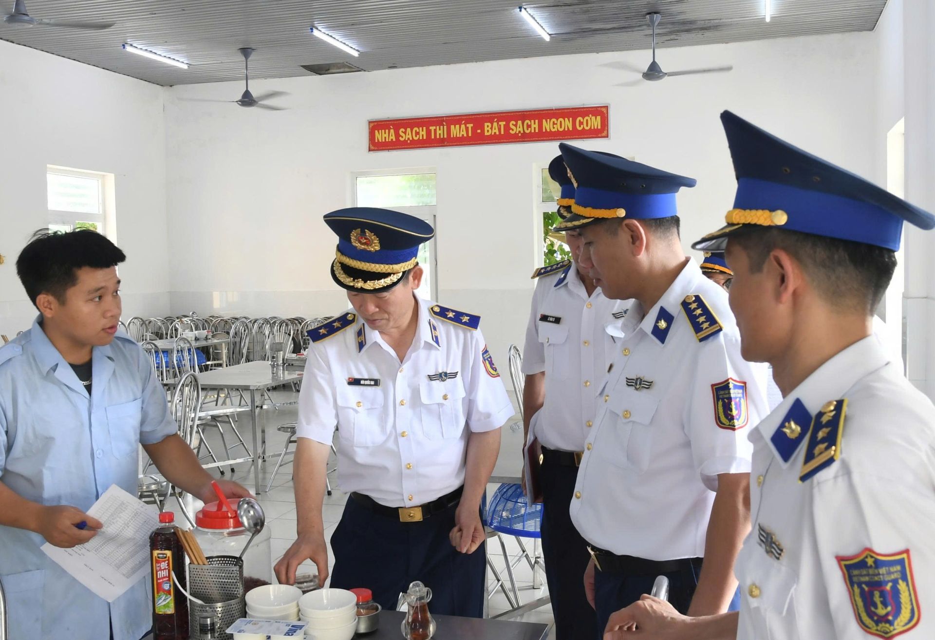 Trung tướng B&ugrave;i Quốc Oai, B&iacute; thư Đảng ủy, Ch&iacute;nh ủy Cảnh s&aacute;t biển Việt Nam kiểm tra kết quả thực hiện nhiệm vụ x&acirc;y dựng đơn vị vững mạnh to&agrave;n diện &ldquo;Mẫu mực, ti&ecirc;u biểu&rdquo; tại Hải đo&agrave;n 32, Bộ tư lệnh V&ugrave;ng Cảnh s&aacute;t biển 3